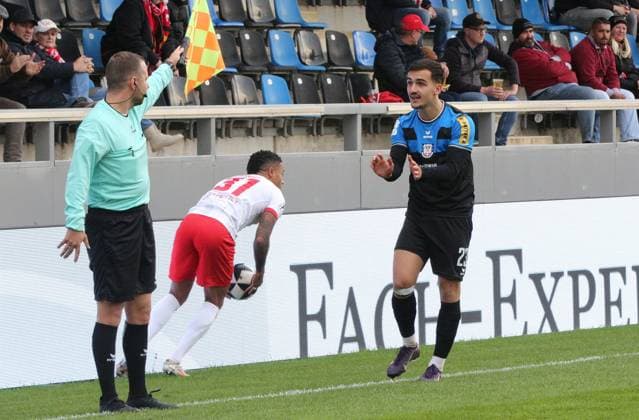 19.10.2025 xmgoodx Frankfurt am Main, PSD Bank Arena Regionalliga Südwest Saison 2025 2026 FSV Frankfurt - Kickers Offenbach (OFC) Iorga, George Daniel (23, FSV Frankfurt) gegen Ronny Marcos (31, OFC)