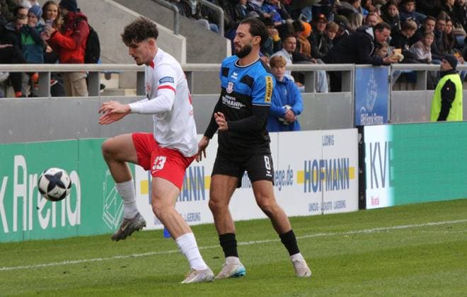 19.10.2025 xmgoodx Frankfurt am Main, PSD Bank Arena Regionalliga Südwest Saison 2025 2026 FSV Frankfurt - Kickers Offenbach (OFC) Kilian Skolik (23,OFC) gegen Giorgio Del Vecchio (8, FSV Frankfurt)