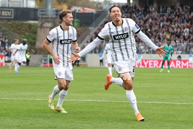 19.10.2025, xrekx, Fussball 2.Bundesliga, SV Elversberg - SpVgg Greuther Fuerth v.l. Torjubel nach dem Tor zum celebrating the goal celebrate 3:0 durch Younes Ebnoutalib (SV 07 Elversberg) (DFL DFB REGULATIONS PROHIBIT ANY USE OF PHOTOGRAPHS as IMAGE SEQUENCES and or QUASI-VIDEO) Elversberg