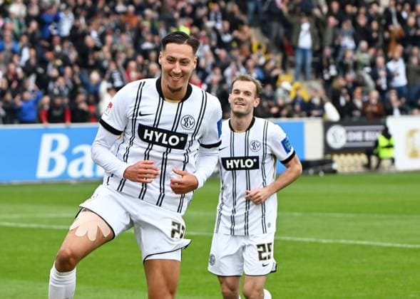 Fussball - 2.Bundesliga - Saison 2025 26 14.09.2025 Ursapharm-Arena SV Elversberg (elv) - SpVgg Fürth (fue) der zweifache Torschütze: Younes EBNOUTALIB (SV Elversberg), re: Tom ZIMMERSCHIED (SV Elversberg) Fussball - 2. Bundesliga - SV Elversberg