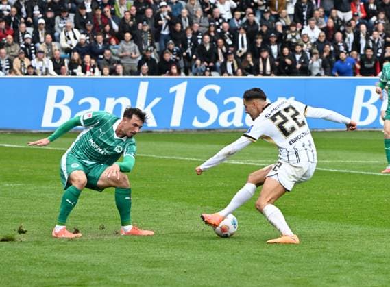 Fussball - 2.Bundesliga - Saison 2025 26 14.09.2025 Ursapharm-Arena SV Elversberg (elv) - SpVgg Fürth (fue) Younes EBNOUTALIB (SV Elversberg) erzielt das 3:0, re, Noah KÖNIG (SpVgg Fürth)li, Fussball - 2. Bundesliga - SV Elversberg