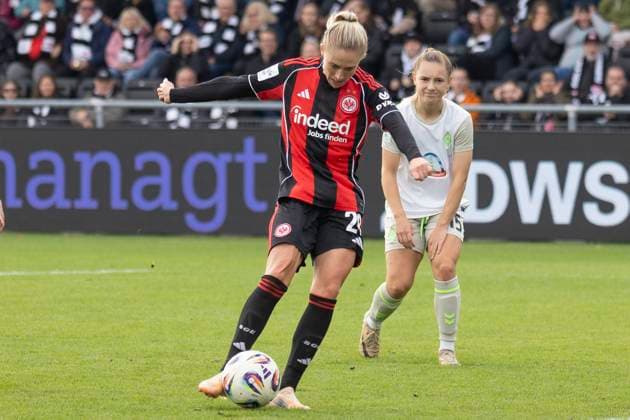 Google Pixel Frauen Budnesliga: Eintracht Franfurt - SV Werder Bremen, 19.10.2025 Rebecka Blomqvist (Eintracht Frankfurt 28) am Ball und erzielt gleich das Tor zum 1:0, den Treffer zur 1:0 Führung, Eintracht Franfurt - SV Werder Bremen, Frankfurt, Stadion am Brentanobad, 19.10.2025 Copyright: xBEAUTIFULxSPORTS Gawlikx