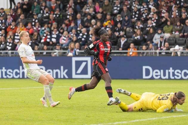 Google Pixel Frauen Budnesliga: Eintracht Franfurt - SV Werder Bremen, 19.10.2025 Nicole Anyomi (Eintracht Frankfurt 19) erzielte das Tor zum 2:0 für die Eintracht, & Mariella El Sherif (SV Werder Bremen 39) machtlos am Boden, Eintracht Franfurt - SV Werder Bremen, Frankfurt, Stadion am Brentanobad, 19.10.2025 Copyright: xBEAUTIFULxSPORTS Gawlikx