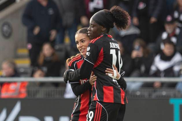 Google Pixel Frauen Budnesliga: Eintracht Franfurt - SV Werder Bremen, 19.10.2025 Nicole Anyomi (Eintracht Frankfurt 19) erzielte das Tor zum 2:0 für die Eintracht und wird von Ereleta Memeti (Eintracht Frankfurt 27) umarmt, Eintracht Franfurt - SV Werder Bremen, Frankfurt, Stadion am Brentanobad, 19.10.2025 Copyright: xBEAUTIFULxSPORTS Gawlikx