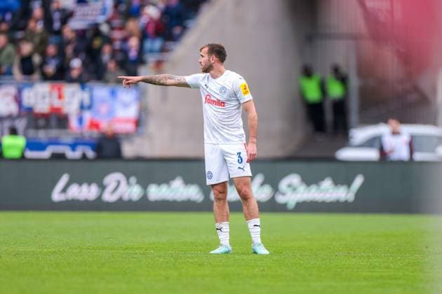 19.10.2025, 2. Bundesliga, 9. Spieltag, 1. FC Nürnberg - Holstein Kiel, Marco Komenda (Holstein Kiel) stimmt sich ab, Nürnberg Max Morlock Stadion Bayern Deutschland xRHR-FOTO DEx Copyright: DennisxEwert RHR-FOTOx RHR-FOTO DE