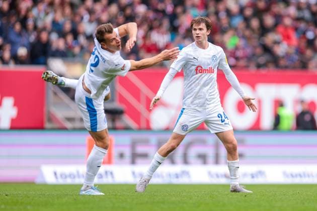 19.10.2025, 2. Bundesliga, 9. Spieltag, 1. FC Nürnberg - Holstein Kiel, v. l. Stefan Schwab (Holstein Kiel), Magnus Knudsen (Holstein Kiel), Nürnberg Max Morlock Stadion Bayern Deutschland xRHR-FOTO DEx Copyright: DennisxEwert RHR-FOTOx RHR-FOTO DE