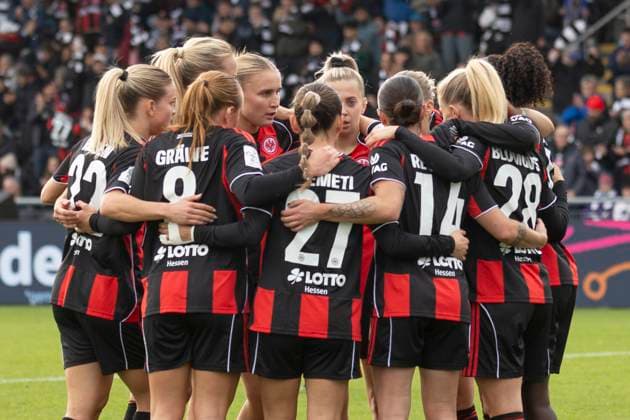 Google Pixel Frauen Budnesliga: Eintracht Franfurt - SV Werder Bremen, 19.10.2025 Rebecka Blomqvist (Eintracht Frankfurt 28) bejubelt ihr Tor ihren Treffer zum 1:0 zur 1:0 Führung, und feiert mit Ereleta Memeti (Eintracht Frankfurt 27) & Laura Freigang (Eintracht Frankfurt 10) & Geraldine Reuteler (Eintracht Frankfurt 14) & Nina Lührßen Lührssen (Eintracht Frankfurt 11) & Lisanne Gräwe (Eintracht Frankfurt 8) & Nadine Riesen (Eintracht Frankfurt 22) & Jella Veit (Eintracht Frankfurt 25) & Amanda Ilestedt (Eintracht Frankfurt 13), Eintracht Franfurt - SV Werder Bremen, Frankfurt, Stadion am Brentanobad, 19.10.2025 Copyright: xBEAUTIFULxSPORTS Gawlikx