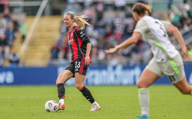 DEU, Frankfurt, Eintracht Frankfurt vs Werder Bremen, Google Pixel Frauen Bundesliga, DFB, Saison 2526, Stadion am Bretanobad, 7. Spieltag im Bild: Amanda Ilestedt (Eintracht Frankfurt 13) DFB DFL REGULATIONS PROHIBIT ANY USE OF PHOTOGRAPHS AS IMAGE SEQUENCES AND OR QUASI-VIDEO, 19.10.2025 Copyright: HMBxMedia HendrikxHamelau