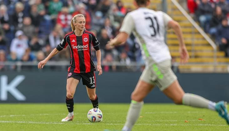 DEU, Frankfurt, Eintracht Frankfurt vs Werder Bremen, Google Pixel Frauen Bundesliga, DFB, Saison 2526, Stadion am Bretanobad, 7. Spieltag im Bild v.l.n.r: Amanda Ilestedt (Eintracht Frankfurt 13), Verena Wieder (Werder Bremen 31) DFB DFL REGULATIONS PROHIBIT ANY USE OF PHOTOGRAPHS AS IMAGE SEQUENCES AND OR QUASI-VIDEO, 19.10.2025 Copyright: HMBxMedia HendrikxHamelau