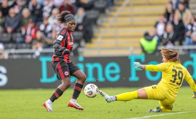 DEU, Frankfurt, Eintracht Frankfurt vs Werder Bremen, Google Pixel Frauen Bundesliga, DFB, Saison 2526, Stadion am Bretanobad, 7. Spieltag im Bild v.l.n.r: Nicole Anyomi (Eintracht Frankfurt 19), Mariella El Sherif (Werder Bremen 39) , Torchance DFB DFL REGULATIONS PROHIBIT ANY USE OF PHOTOGRAPHS AS IMAGE SEQUENCES AND OR QUASI-VIDEO, 19.10.2025 Copyright: HMBxMedia HendrikxHamelau