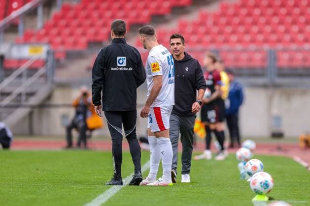 19.10.2025, 2. Bundesliga, 9. Spieltag, 1. FC Nürnberg - Holstein Kiel, v. l. Marcus Müller (Holstein Kiel) bekommt Anweisungen von Trainer Marcel Rapp (Holstein Kiel), Nürnberg Max Morlock Stadion Bayern Deutschland xRHR-FOTO DEx Copyright: DennisxEwert RHR-FOTOx RHR-FOTO DE