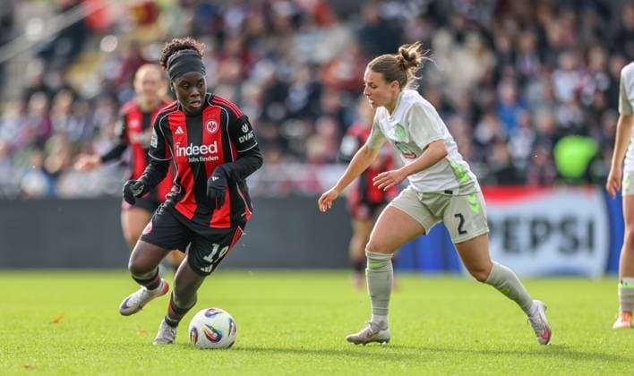 DEU, Frankfurt, Eintracht Frankfurt vs Werder Bremen, Google Pixel Frauen Bundesliga, DFB, Saison 2526, Stadion am Bretanobad, 7. Spieltag im Bild: Nicole Anyomi (Eintracht Frankfurt 19), Chiara D Angelo (Werder Bremen 2) DFB DFL REGULATIONS PROHIBIT ANY USE OF PHOTOGRAPHS AS IMAGE SEQUENCES AND OR QUASI-VIDEO, 19.10.2025 Copyright: HMBxMedia HendrikxHamelau