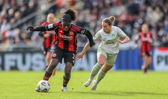DEU, Frankfurt, Eintracht Frankfurt vs Werder Bremen, Google Pixel Frauen Bundesliga, DFB, Saison 2526, Stadion am Bretanobad, 7. Spieltag im Bild v.l.n.r: Nicole Anyomi (Eintracht Frankfurt 19), Chiara D Angelo (Werder Bremen 2) DFB DFL REGULATIONS PROHIBIT ANY USE OF PHOTOGRAPHS AS IMAGE SEQUENCES AND OR QUASI-VIDEO, 19.10.2025 Copyright: HMBxMedia HendrikxHamelau