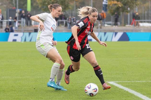 Google Pixel Frauen Budnesliga: Eintracht Franfurt - SV Werder Bremen, 19.10.2025 Verena Wieder (SV Werder Bremen 31) & Nadine Riesen (Eintracht Frankfurt 22) im zweikampf um den Ball, Eintracht Franfurt - SV Werder Bremen, Frankfurt, Stadion am Brentanobad, 19.10.2025 Copyright: xBEAUTIFULxSPORTS Gawlikx