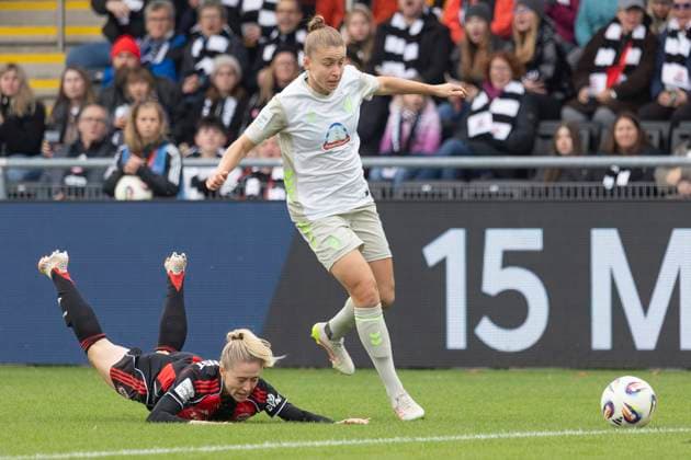 Google Pixel Frauen Budnesliga: Eintracht Franfurt - SV Werder Bremen, 19.10.2025 Michelle Ulbrich (SV Werder Bremen 5) kann Rebecka Blomqvist (Eintracht Frankfurt 28) nur mit einem Foulspiel stoppen, Eintracht Franfurt - SV Werder Bremen, Frankfurt, Stadion am Brentanobad, 19.10.2025 Copyright: xBEAUTIFULxSPORTS Gawlikx
