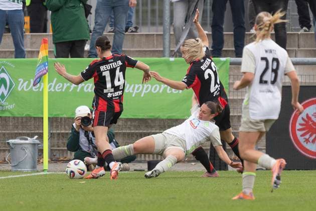 Google Pixel Frauen Budnesliga: Eintracht Franfurt - SV Werder Bremen, 19.10.2025 Chiara D Angelo (SV Werder Bremen 2) & Geraldine Reuteler (Eintracht Frankfurt 14) & Nadine Riesen (Eintracht Frankfurt 22) im Kampf um den Ball, Eintracht Franfurt - SV Werder Bremen, Frankfurt, Stadion am Brentanobad, 19.10.2025 Copyright: xBEAUTIFULxSPORTS Gawlikx