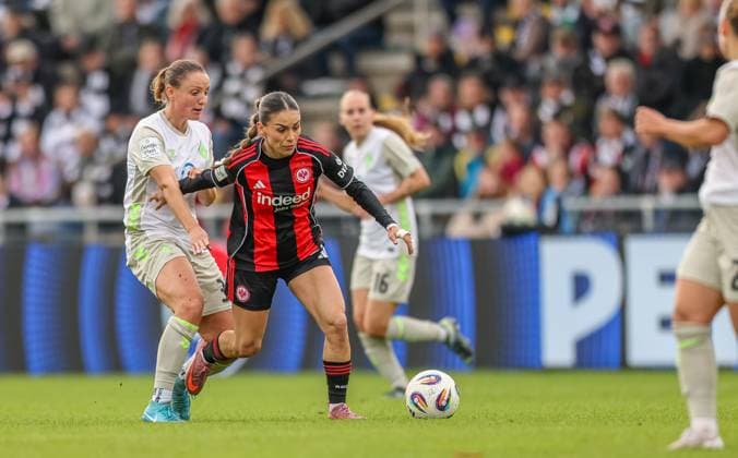 DEU, Frankfurt, Eintracht Frankfurt vs Werder Bremen, Google Pixel Frauen Bundesliga, DFB, Saison 2526, Stadion am Bretanobad, 7. Spieltag im Bild v.l.n.r: Verena Wieder (Werder Bremen 31), ErÃ«leta Memeti (Eintracht Frankfurt 27) DFB DFL REGULATIONS PROHIBIT ANY USE OF PHOTOGRAPHS AS IMAGE SEQUENCES AND OR QUASI-VIDEO, 19.10.2025 Copyright: HMBxMedia HendrikxHamelau