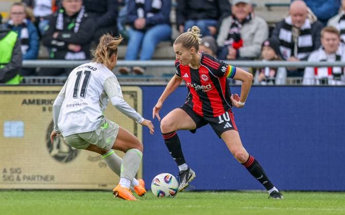 DEU, Frankfurt, Eintracht Frankfurt vs Werder Bremen, Google Pixel Frauen Bundesliga, DFB, Saison 2526, Stadion am Bretanobad, 7. Spieltag im Bild v.l.n.r: Maja Sternad (Werder Bremen 11), Laura Freigang (Eintracht Frankfurt 10) DFB DFL REGULATIONS PROHIBIT ANY USE OF PHOTOGRAPHS AS IMAGE SEQUENCES AND OR QUASI-VIDEO, 19.10.2025 Copyright: HMBxMedia HendrikxHamelau