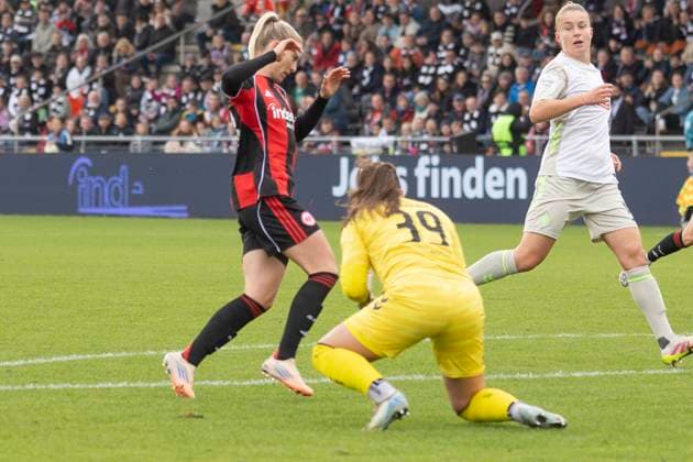 Google Pixel Frauen Budnesliga: Eintracht Franfurt - SV Werder Bremen, 19.10.2025 Mariella El Sherif (SV Werder Bremen 39) hält den Ball von Rebecka Blomqvist (Eintracht Frankfurt 28), Eintracht Franfurt - SV Werder Bremen, Frankfurt, Stadion am Brentanobad, 19.10.2025 Copyright: xBEAUTIFULxSPORTS Gawlikx