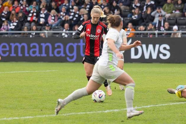 Google Pixel Frauen Budnesliga: Eintracht Franfurt - SV Werder Bremen, 19.10.2025 Rebecka Blomqvist (Eintracht Frankfurt 28) am Ball und erzielt gleich das Tor zum 1:0, den Treffer zur 1:0 Führung, Eintracht Franfurt - SV Werder Bremen, Frankfurt, Stadion am Brentanobad, 19.10.2025 Copyright: xBEAUTIFULxSPORTS Gawlikx