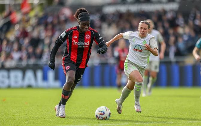 DEU, Frankfurt, Eintracht Frankfurt vs Werder Bremen, Google Pixel Frauen Bundesliga, DFB, Saison 2526, Stadion am Bretanobad, 7. Spieltag im Bild v.l.n.r: Nicole Anyomi (Eintracht Frankfurt 19), Chiara D Angelo (Werder Bremen 2) DFB DFL REGULATIONS PROHIBIT ANY USE OF PHOTOGRAPHS AS IMAGE SEQUENCES AND OR QUASI-VIDEO, 19.10.2025 Copyright: HMBxMedia HendrikxHamelau