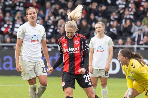 Google Pixel Frauen Budnesliga: Eintracht Franfurt - SV Werder Bremen, 19.10.2025 Rebecka Blomqvist (Eintracht Frankfurt 28) bejubelt ihr Tor ihren Treffer zum 1:0 zur 1:0 Führung, Eintracht Franfurt - SV Werder Bremen, Frankfurt, Stadion am Brentanobad, 19.10.2025 Copyright: xBEAUTIFULxSPORTS Gawlikx