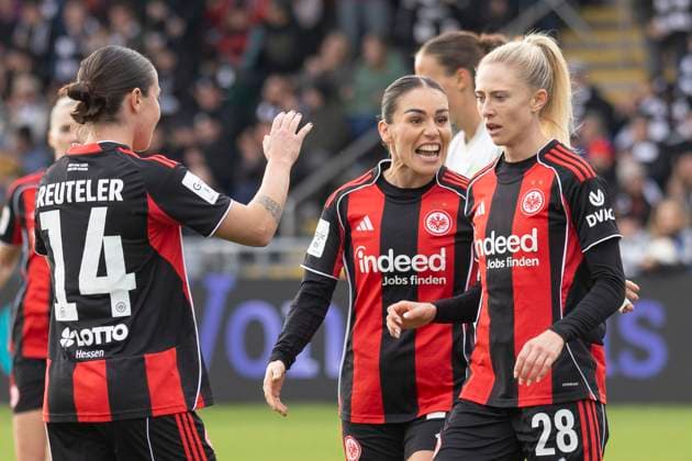 Google Pixel Frauen Budnesliga: Eintracht Franfurt - SV Werder Bremen, 19.10.2025 Rebecka Blomqvist (Eintracht Frankfurt 28) bejubelt ihr Tor ihren Treffer zum 1:0 zur 1:0 Führung, und feiert mit Ereleta Memeti (Eintracht Frankfurt 27) & Geraldine Reuteler (Eintracht Frankfurt 14), Eintracht Franfurt - SV Werder Bremen, Frankfurt, Stadion am Brentanobad, 19.10.2025 Copyright: xBEAUTIFULxSPORTS Gawlikx
