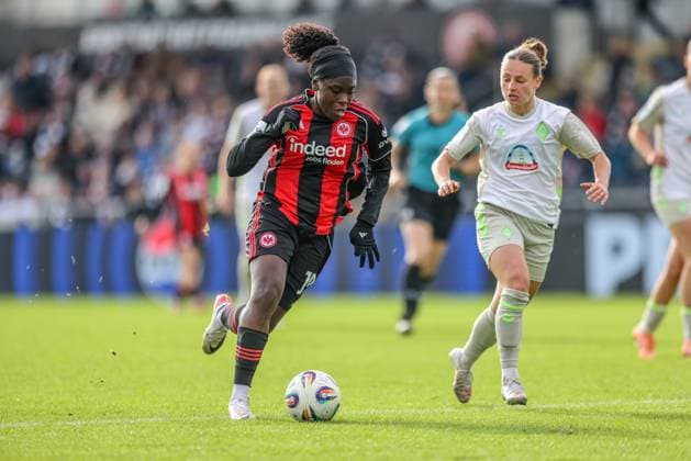 DEU, Frankfurt, Eintracht Frankfurt vs Werder Bremen, Google Pixel Frauen Bundesliga, DFB, Saison 2526, Stadion am Bretanobad, 7. Spieltag im Bild v.l.n.r: Nicole Anyomi (Eintracht Frankfurt 19), Chiara D Angelo (Werder Bremen 2) DFB DFL REGULATIONS PROHIBIT ANY USE OF PHOTOGRAPHS AS IMAGE SEQUENCES AND OR QUASI-VIDEO, 19.10.2025 Copyright: HMBxMedia HendrikxHamelau