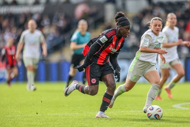 DEU, Frankfurt, Eintracht Frankfurt vs Werder Bremen, Google Pixel Frauen Bundesliga, DFB, Saison 2526, Stadion am Bretanobad, 7. Spieltag im Bild v.l.n.r: Nicole Anyomi (Eintracht Frankfurt 19), Chiara D Angelo (Werder Bremen 2) DFB DFL REGULATIONS PROHIBIT ANY USE OF PHOTOGRAPHS AS IMAGE SEQUENCES AND OR QUASI-VIDEO, 19.10.2025 Copyright: HMBxMedia HendrikxHamelau