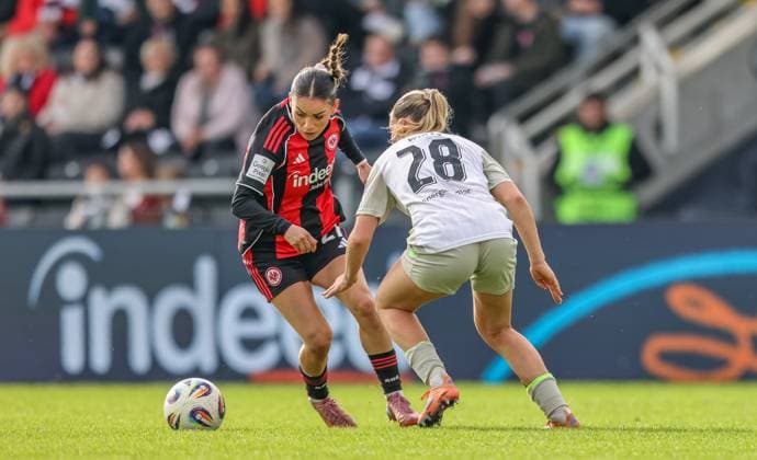 DEU, Frankfurt, Eintracht Frankfurt vs Werder Bremen, Google Pixel Frauen Bundesliga, DFB, Saison 2526, Stadion am Bretanobad, 7. Spieltag im Bild v.l.n.r: ErÃ«leta Memeti (Eintracht Frankfurt 27), Juliane Wirtz (Werder Bremen 28) DFB DFL REGULATIONS PROHIBIT ANY USE OF PHOTOGRAPHS AS IMAGE SEQUENCES AND OR QUASI-VIDEO, 19.10.2025 Copyright: HMBxMedia HendrikxHamelau