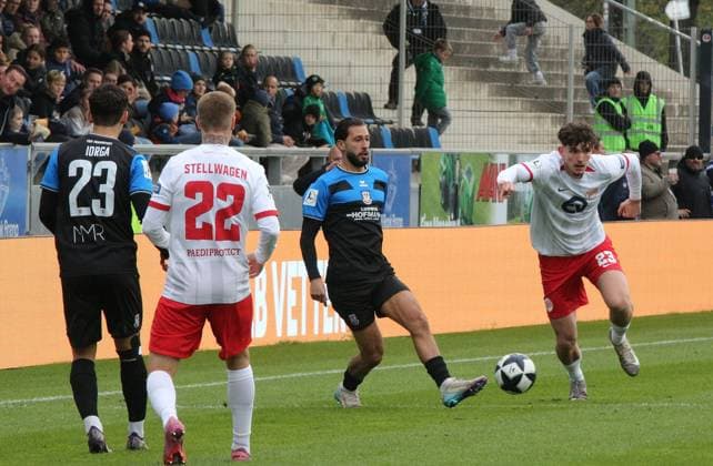 19.10.2025 xmgoodx Frankfurt am Main, PSD Bank Arena Regionalliga Südwest Saison 2025 2026 FSV Frankfurt - Kickers Offenbach (OFC) Giorgio Del Vecchio (8, FSV Frankfurt) gegen Kilian Skolik (23,OFC)