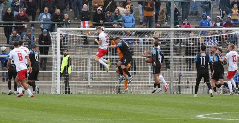 19.10.2025 xmgoodx Frankfurt am Main, PSD Bank Arena Regionalliga Südwest Saison 2025 2026 FSV Frankfurt - Kickers Offenbach (OFC) Tim Weißmann (4, FSV Frankfurt) gegen Kristjan Ara Cesen (14, OFC)