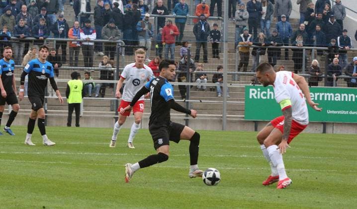 19.10.2025 xmgoodx Frankfurt am Main, PSD Bank Arena Regionalliga Südwest Saison 2025 2026 FSV Frankfurt - Kickers Offenbach (OFC) Ismail Harnaf (11, FSV Frankfurt) gegen MAXIMILIAN-CHRISTIAN ROSSMANN (3, OFC)