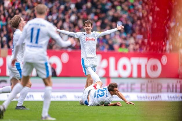 19.10.2025, 2. Bundesliga, 9. Spieltag, 1. FC Nürnberg - Holstein Kiel, Magnus Knudsen (Holstein Kiel) reklamiert, Nürnberg Max Morlock Stadion Bayern Deutschland xRHR-FOTO DEx Copyright: DennisxEwert RHR-FOTOx RHR-FOTO DE