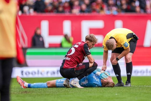 19.10.2025, 2. Bundesliga, 9. Spieltag, 1. FC Nürnberg - Holstein Kiel, Torwart Jan Reichert (1. FC Nürnberg) wird behandelt, Nürnberg Max Morlock Stadion Bayern Deutschland xRHR-FOTO DEx Copyright: DennisxEwert RHR-FOTOx RHR-FOTO DE