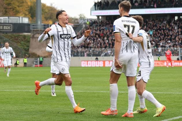 19.10.2025, xrekx, Fussball 2.Bundesliga, SV Elversberg - SpVgg Greuther Fuerth v.l. Torjubel nach dem Tor zum celebrating the goal celebrate 2:0 durch Younes Ebnoutalib (SV 07 Elversberg) (DFL DFB REGULATIONS PROHIBIT ANY USE OF PHOTOGRAPHS as IMAGE SEQUENCES and or QUASI-VIDEO) Elversberg