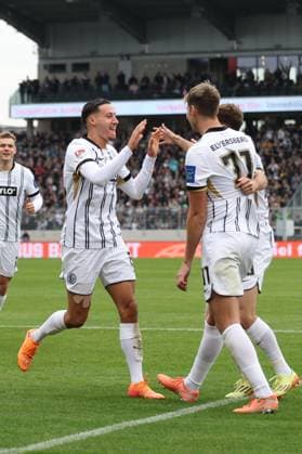 19.10.2025, xrekx, Fussball 2.Bundesliga, SV Elversberg - SpVgg Greuther Fuerth v.l. Torjubel nach dem Tor zum celebrating the goal celebrate 2:0 durch Younes Ebnoutalib (SV 07 Elversberg) (DFL DFB REGULATIONS PROHIBIT ANY USE OF PHOTOGRAPHS as IMAGE SEQUENCES and or QUASI-VIDEO) Elversberg