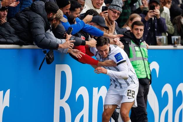 Younes Ebnoutalib (SV 07 Elversberg) bejubelt den Treffer zum 4:0 mit den Fans, SV Elversberg vs SpVgg Greuther Fuerth, Fussball, 2. Bundesliga, 9. Spieltag, Saison 2025 2026, 19.10.2025 DFB regulations prohibit any use of photographs as image sequences and or quasi-video. SV Elversberg vs SpVgg Greuther Fuerth, Fussball, 2. Bundesliga, 9. Spieltag, Saison 2025 2026, 19.10.2025