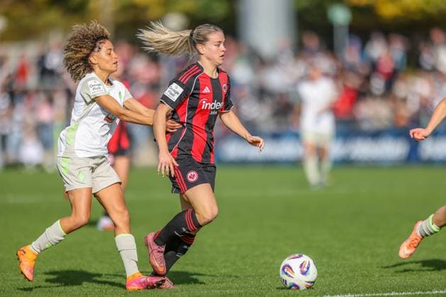 DEU, Frankfurt, Eintracht Frankfurt vs Werder Bremen, Google Pixel Frauen Bundesliga, DFB, Saison 2526, Stadion am Bretanobad, 7. Spieltag im Bild v.l.n.r: Amira Arfaoui (Werder Bremen 8), Nadine Riesen (Eintracht Frankfurt 22) DFB DFL REGULATIONS PROHIBIT ANY USE OF PHOTOGRAPHS AS IMAGE SEQUENCES AND OR QUASI-VIDEO, 19.10.2025 Copyright: HMBxMedia HendrikxHamelau