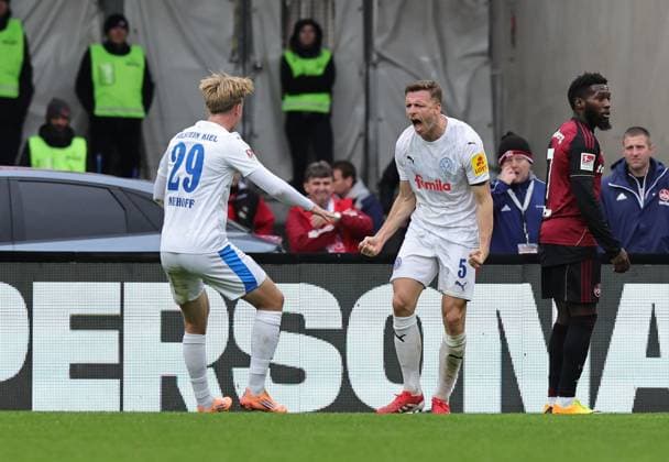 19.10.2025 - Fussball - Saison 2025 2026 - 2. Fussball - Bundesliga - 09. Spieltag: 1. FC Nürnberg FCN ( Club ) - KSV Holstein Kiel ( Störche ) - Sportfoto Zink DaMa - xdaxmax - DFL regulations prohibit any use of photographs as image sequences and or quasi-video - only for editorial use - Jubel Freude Torjubel nach Tor zum 1:1 - Niklas Niehoff (29, Holstein Kiel ) Carl Anders Lorentz Johansson (5, Holstein Kiel ) jubelt freut sich - Torschütze: Carl Anders Lorentz Johansson (5, Holstein Kiel )
