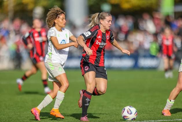 DEU, Frankfurt, Eintracht Frankfurt vs Werder Bremen, Google Pixel Frauen Bundesliga, DFB, Saison 2526, Stadion am Bretanobad, 7. Spieltag im Bild v.l.n.r: Amira Arfaoui (Werder Bremen 8), Nadine Riesen (Eintracht Frankfurt 22) DFB DFL REGULATIONS PROHIBIT ANY USE OF PHOTOGRAPHS AS IMAGE SEQUENCES AND OR QUASI-VIDEO, 19.10.2025 Copyright: HMBxMedia HendrikxHamelau