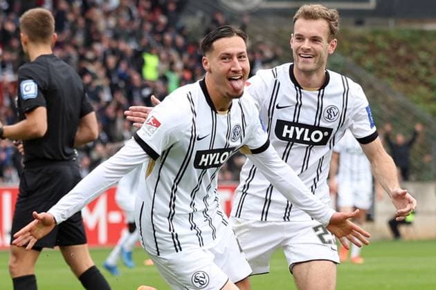 19.10.2025, xrekx, Fussball 2.Bundesliga, SV Elversberg - SpVgg Greuther Fuerth v.l. Torjubel nach dem Tor zum celebrating the goal celebrate 3:0 durch Younes Ebnoutalib (SV 07 Elversberg) mit Tom Zimmerschied (SV 07 Elversberg) (DFL DFB REGULATIONS PROHIBIT ANY USE OF PHOTOGRAPHS as IMAGE SEQUENCES and or QUASI-VIDEO) Elversberg
