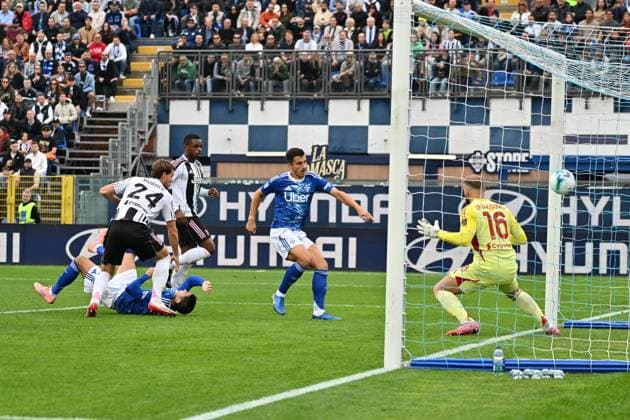 Foto IPP Felice De Martino Como 19 10 2025 Calcio Campionato serie A 2025-2026 Como - Juventus Nella foto: Gol di Marc Oliver Kempf Italy Photo Press World Copyright Como italy Italia ITALY  Copyright: xR4924_italyphotopressx