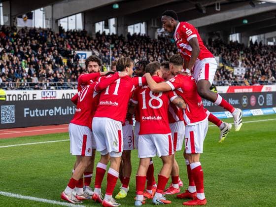 Die Mannschaft des FC Enegie Cottbus jubelt nach der Fiuehrung, GER, SSV Ulm 1846 vs. FC Energie Cottbus, Fussball, 3. Liga, Spielzeit 2025 2026, 19.10.2025, DFB DFL regulations prohibit any use of photographs as image sequences and or quasi-video. GER, SSV Ulm 1846 vs. FC Energie Cottbus, Fussball, 3. Liga, Spielzeit 2025 2026, 19.10.2025 Ulm Copyright: xMichaelxSchmidt Eibner-Pressefotx EP_MST