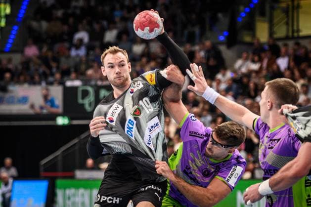 Mathias Gidsel (Fuechse Berlin, 19) vs. Antonio Serradilla (TVB Stuttgart, 05) und Simone Mengon (TVB Stuttgart, 15) GER, TVB 1898 Stuttgart - Fuechse Berlin, DAIKIN HBL, Handball, Bundesliga, 9. Spieltag, Spielzeit 2025 2026, 19.10.2025 GER, TVB 1898 Stuttgart - Fuechse Berlin, DAIKIN HBL, Handball, Bundesliga, 9. Spieltag, Spielzeit 2025 2026, 19.10.2025 Stuttgart *** Mathias Gidsel Fuechse Berlin, 19 vs Antonio Serradilla TVB Stuttgart, 05 and Simone Mengon TVB Stuttgart, 15 GER, TVB 1898 Stuttgart Fuechse Berlin, DAIKIN HBL, Handball, Bundesliga, Matchday 9, Season 2025 2026, 19 10 2025 GER, TVB 1898 Stuttgart Fuechse Berlin, DAIKIN HBL, Handball, Bundesliga, Matchday 9, Season 2025 2026, 19 10 2025 Stuttgart Copyright: xSandyxDinkelackerx EP_SDR