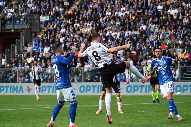 Teun Koopmeiners (Fc Juventus) in action during Como 1907 vs Juventus FC, Italian soccer Serie A match in Como, Italy, October 19 2025  Copyright: xPasqualexGolia IPAxSportx xipa-agency.netx xx IPA_66806928 IPA_Agency_IPA66806928
