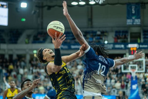Brandon Tischler (MHP RIESEN Ludwigsburg, 24), Osun Osunniyi (MLP Academics Heidelberg, 12), GER, MLP Academics Heidelberg vs. MHP RIESEN Ludwigsburg, easycredit BBL, Basketball, BBL-Pokal, Achtelfinale, Spielzeit 2025 2026, 19.10.2025, GER, MLP Academics Heidelberg vs. MHP RIESEN Ludwigsburg, easycredit BBL, Basketball, BBL-Pokal, Achtelfinale, Spielzeit 2025 2026, 19.10.2025 Heidelberg *** Brandon Tischler MHP RIESEN Ludwigsburg, 24 , Osun Osunniyi MLP Academics Heidelberg, 12 , GER, MLP Academics Heidelberg vs MHP RIESEN Ludwigsburg, easycredit BBL, Basketball, BBL Cup, Round of 16, 2025 2026 season, 19 10 2025, GER, MLP Academics Heidelberg vs MHP RIESEN Ludwigsburg, easycredit BBL, Basketball, BBL Cup, Round of 16, 2025 2026 season, 19 10 2025 Heidelberg Copyright: xEibner-Pressefoto SaschaxWaltherx EP_EER