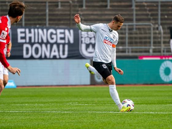 Kapitaen Dennis Dressel (SSV Ulm 1846, 14) am Ball, GER, SSV Ulm 1846 vs. FC Energie Cottbus, Fussball, 3. Liga, Spielzeit 2025 2026, 19.10.2025, DFB DFL regulations prohibit any use of photographs as image sequences and or quasi-video. GER, SSV Ulm 1846 vs. FC Energie Cottbus, Fussball, 3. Liga, Spielzeit 2025 2026, 19.10.2025 Ulm Copyright: xMichaelxSchmidt Eibner-Pressefotx EP_MST