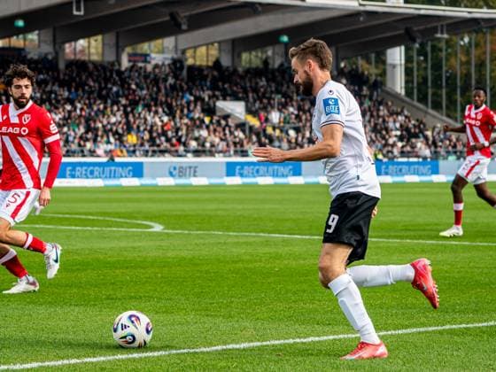 Lucas Roeser (SSV Ulm 1846, 09) am Ball, GER, SSV Ulm 1846 vs. FC Energie Cottbus, Fussball, 3. Liga, Spielzeit 2025 2026, 19.10.2025, DFB DFL regulations prohibit any use of photographs as image sequences and or quasi-video. GER, SSV Ulm 1846 vs. FC Energie Cottbus, Fussball, 3. Liga, Spielzeit 2025 2026, 19.10.2025 Ulm Copyright: xMichaelxSchmidt Eibner-Pressefotx EP_MST