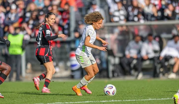 DEU, Frankfurt, Eintracht Frankfurt vs Werder Bremen, Google Pixel Frauen Bundesliga, DFB, Saison 2526, Stadion am Bretanobad, 7. Spieltag im Bild v.l.n.r: ErÃ«leta Memeti (Eintracht Frankfurt 27), Amira Arfaoui (Werder Bremen 8) DFB DFL REGULATIONS PROHIBIT ANY USE OF PHOTOGRAPHS AS IMAGE SEQUENCES AND OR QUASI-VIDEO, 19.10.2025 Copyright: HMBxMedia HendrikxHamelau